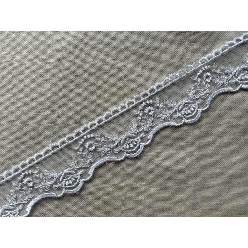 Koronka na tiulu - 8TB2002 - biała - 4cm